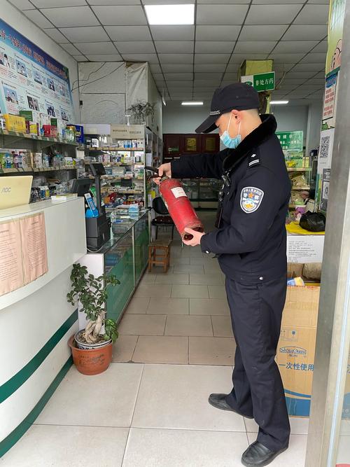 万里警务室进辖区药店进行消防检查